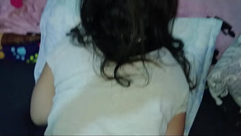 El coño de esta puta esta muy cerrado y casi no entra mi pequeña verga que chama tan sabrosa