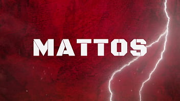 Esposinha arrombada por dois sarados e o corninho entra na foda