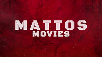 Esposinha arrombada por dois sarados e o corninho entra na foda