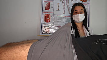 Paciente tem ereção bem na cara da enfermeira