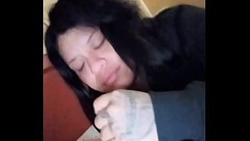 Mi hermanastro me obliga a chuparle la poya después que nos deja solos