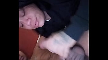 Mi hermanastro me obliga a chuparle la poya después que nos deja solos