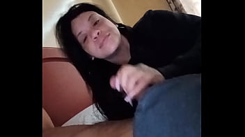 Mi hermanastro me obliga a chuparle la poya después que nos deja solos