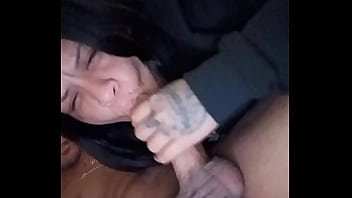 Mi hermanastro me obliga a chuparle la poya después que nos deja solos