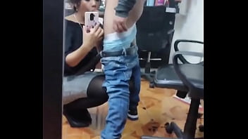 Victoria San Marino Complece A Sus Clientes De La Barberia thumbnail