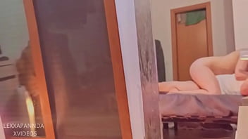 Esposa caliente folla sin condon con el gordo vecino