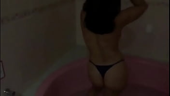 Moça na banheira dançando