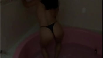 Moça na banheira dançando