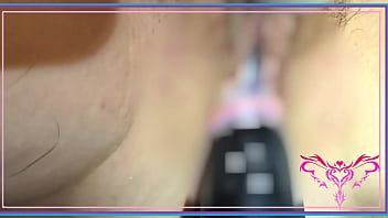 “electric shock of pleasure – until her whole body trembles 電まで恥骨を挟み撃ち