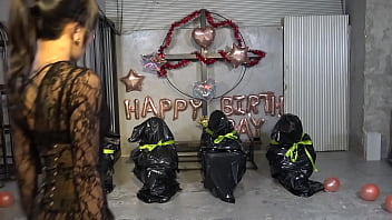 Sara starts a birthday party with four slaves