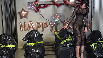 Sara starts a birthday party with four slaves