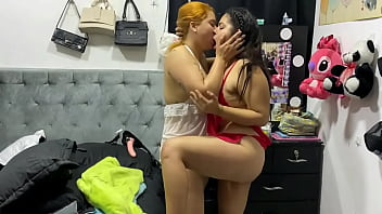 Follo a mi hijastra aver que su papa no esta en casa