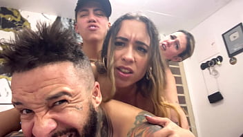 Minhas amigas da faculdade quis fazer uma suruba na minha casa todo mundo se comeu todas gozaram no cu e na buceta qui delícia