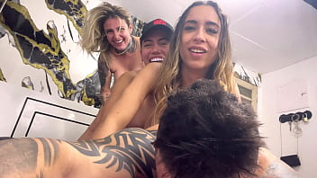 Minhas Amigas Da Faculdade Quis Fazer Uma Suruba Na Minha Casa Todo Mundo Se Comeu Todas Gozaram No Cu E Na Buceta Qui Delícia thumbnail