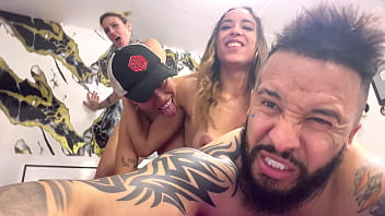 Minhas amigas da faculdade quis fazer uma suruba na minha casa todo mundo se comeu todas gozaram no cu e na buceta qui delícia