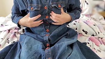 足を開いてイヤらしくオナニーする人妻