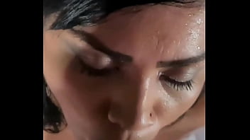 Banho de espuma e porra na bucetinha da morena