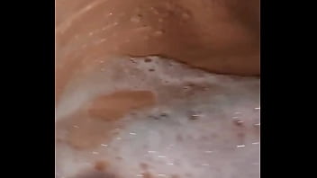 Banho de espuma e porra na bucetinha da morena