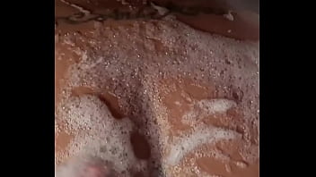 Banho de espuma e porra na bucetinha da morena