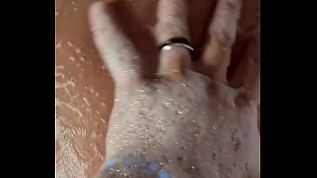 Banho de espuma e porra na bucetinha da morena