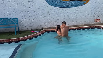 Le chupo el coño a una desconocida al aire libre en la piscina publica y termina con mi verga en el coño hasta inundarla de semen