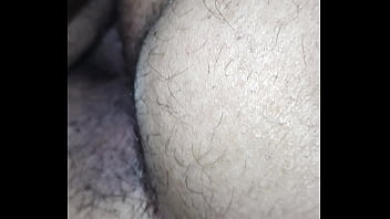 Fodeu a gostosa da esposa no pelo e gozou dentro