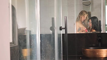 La novia de mi mejor amigo me visita y follamos en el baño alejandra palacios parte 1