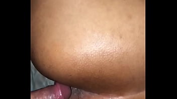 Se la meto en el culo y me vengo dentro como le gusta
