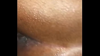 Se la meto en el culo y me vengo dentro como le gusta