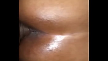 Se la meto en el culo y me vengo dentro como le gusta