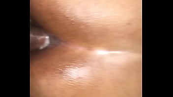 Se la meto en el culo y me vengo dentro como le gusta