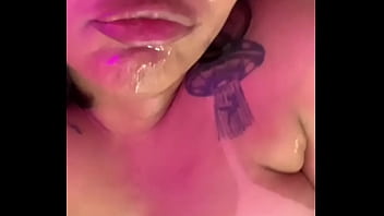 Estava sozinha e resolvi brincar com meu cuzinho e minha bucetinha