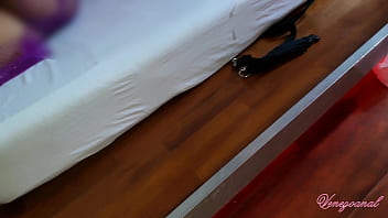 Puta del bar entrega su culo en sexy lenceria pero antes hace algo cu enorme culo