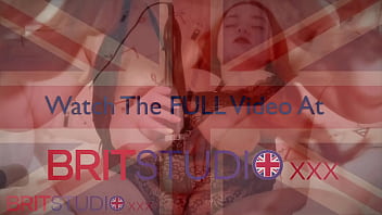 Gorgeous readhead makes herself cum