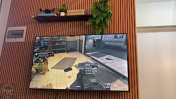 Meu ponto fraco sexo e vídeo game será que resistir a proposta da negra safada