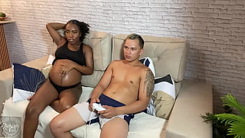 Meu ponto fraco sexo e vídeo game será que resistir a proposta da negra safada