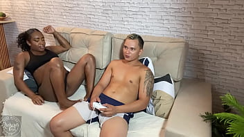 Meu ponto fraco sexo e vídeo game será que resistir a proposta da negra safada