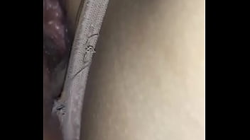 El esposo preocupado por ella y ella follando con el vecino tiene una buena corrida