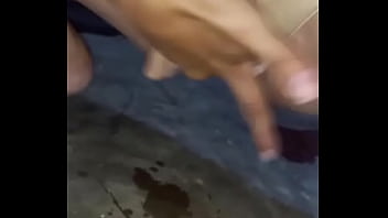 El esposo preocupado por ella y ella follando con el vecino tiene una buena corrida