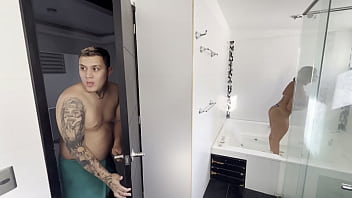 Mi suegra de grandes tetas me hace un oral y me corro en sus tetas