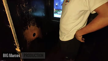 Dotado Meteu Gostoso No Glory Hole thumbnail