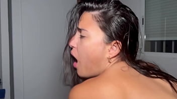 Bg nuria millán me lleva a su casa después de la fiesta y me saca toda la leche de las bolas