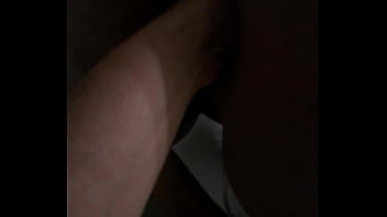 Sentindo uma mão dentro do cuzinho