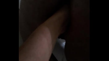 Sentindo uma mão dentro do cuzinho