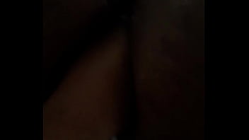 Sentindo uma mão dentro do cuzinho