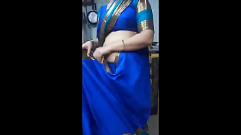 Randi bhabhi shreya showing her bra and boobs in public