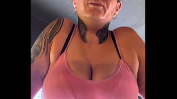 Na Academia Quase Fui Expulsa Por Está Com Uma Mina Blusinha Fiquei Toda Suada Que Escorria Pela Minha Bucetinha thumbnail