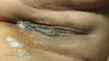 Putinha Exibindo A Bucetinha Toda Cheia De Porra thumbnail