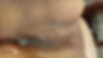 Putinha exibindo a bucetinha toda cheia de porra