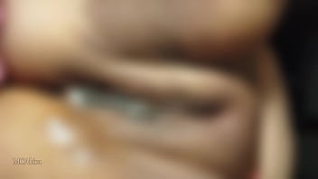 Putinha exibindo a bucetinha toda cheia de porra